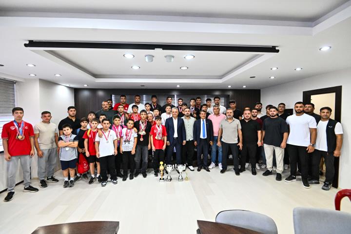 Başkan Uysal Muratpaşa Belediyespor güreşçileriyle bir araya geldi