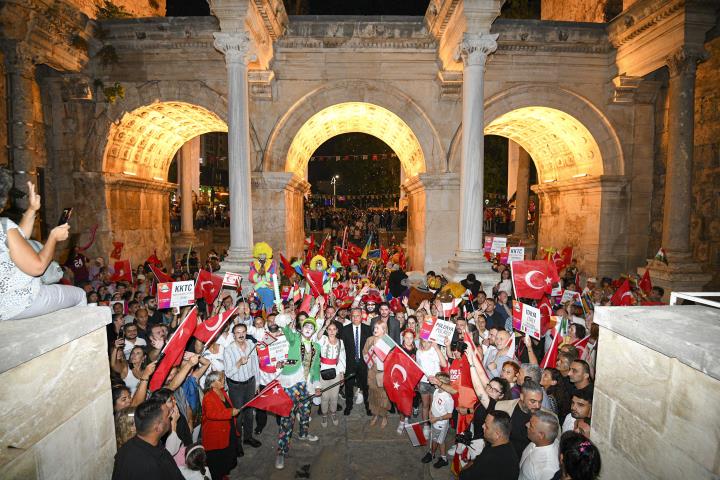 Büyüleyici kortej Kaleiçi’nde karnaval havası estirdi